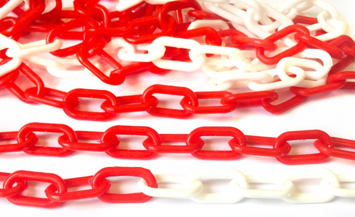 Łańcuch plastikowy biało-czerwony – gdzie i kiedy go stosować?